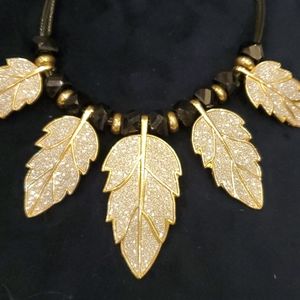 Gorgeous leaves necklase